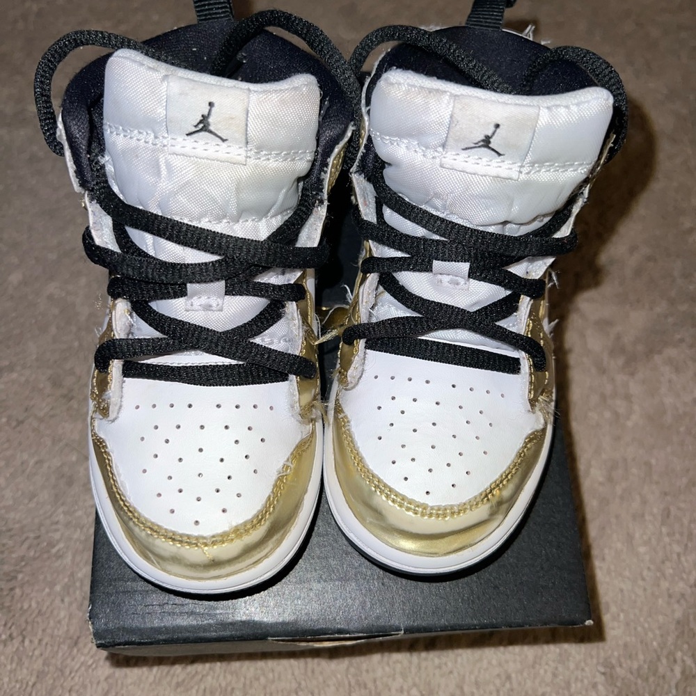 Jordan 1 Mid Metallic Gold Black White 9C (TD)